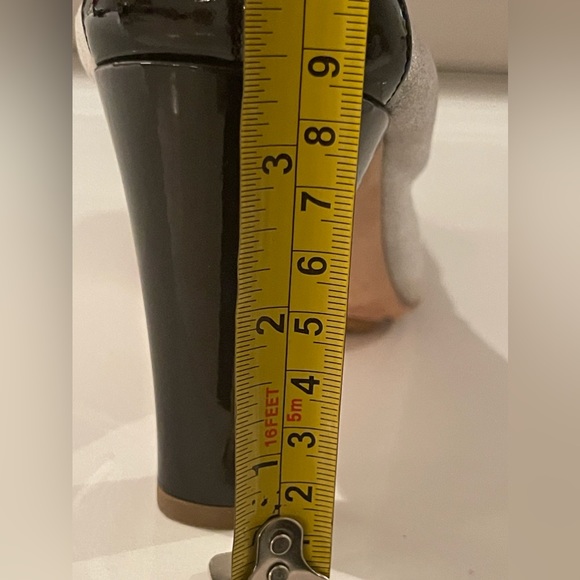 Chanel Size 39 Black Patent and Silver Pumps. - Picture 12 of 13